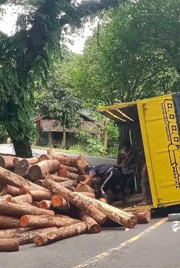 Truk overload muatan terkapar di jalan menikung Bantargadung Sukabumi