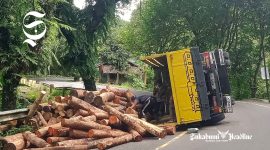 Truk overload muatan terkapar di jalan menikung Bantargadung Sukabumi - Saepul Usman