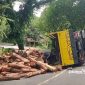 Truk overload muatan terkapar di jalan menikung Bantargadung Sukabumi - Saepul Usman