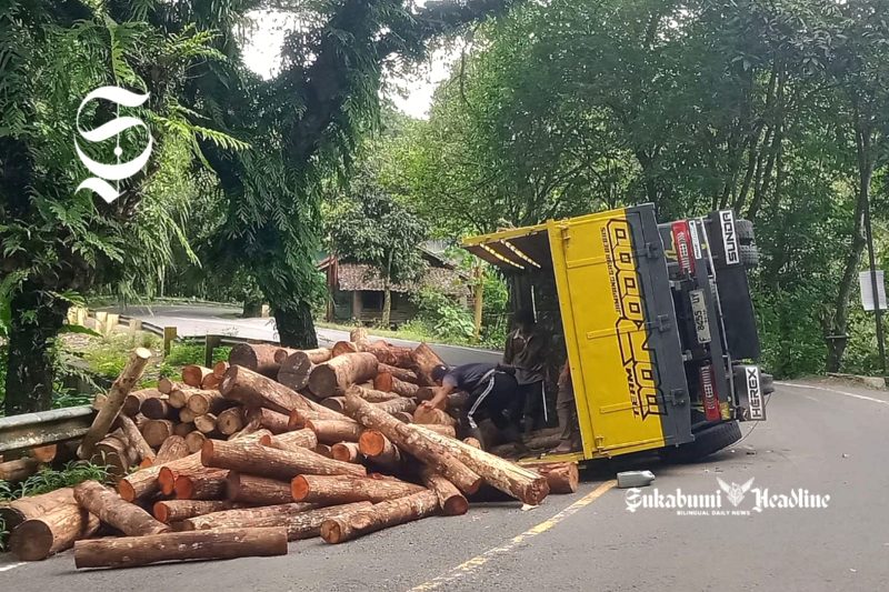Truk overload muatan terkapar di jalan menikung Bantargadung Sukabumi - Saepul Usman