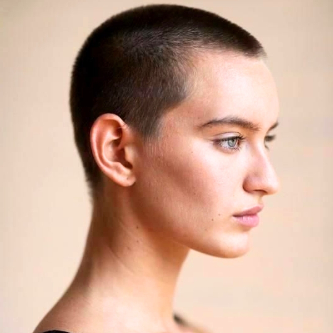 Wanita dengan model rambut buzz cut - @John Frederick