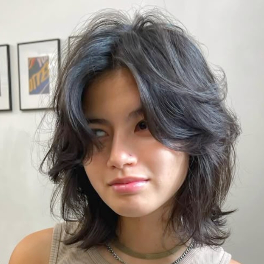 Wanita dengan model rambut shaggy cut - @The Right Hairstyles