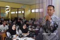 Yaman, S.Pd. (kanan) pembicara pada workshop Peningkatan Profesionalisme Guru dalam Menggunakan Pembelajaran Interaktif - Dok. Pribadi