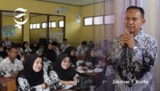 Yaman, S.Pd. (kanan) pembicara pada workshop Peningkatan Profesionalisme Guru dalam Menggunakan Pembelajaran Interaktif - Dok. Pribadi