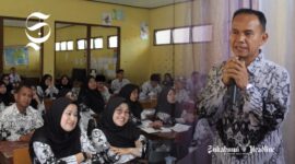 Yaman, S.Pd. (kanan) pembicara pada workshop Peningkatan Profesionalisme Guru dalam Menggunakan Pembelajaran Interaktif - Dok. Pribadi