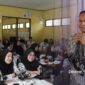 Yaman, S.Pd. (kanan) pembicara pada workshop Peningkatan Profesionalisme Guru dalam Menggunakan Pembelajaran Interaktif - Dok. Pribadi