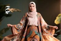 8 inspirasi model gamis outer batik kekinian untuk Hijabers Sukabumi 6