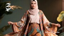 8 inspirasi model gamis outer batik kekinian untuk Hijabers Sukabumi 6