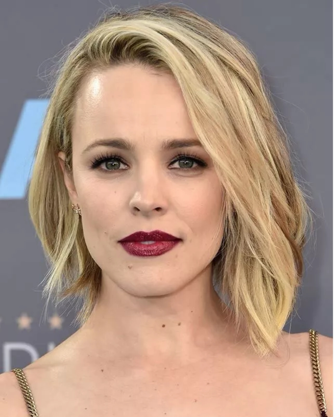 Wanita Sukabumi, tren warna dan 7 model rambut sebahu ini bakal populer 2026 4 Asymmetrical Bob