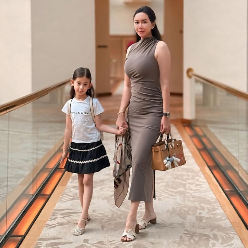 Aura Kasih dan putrinya - @aurakasih