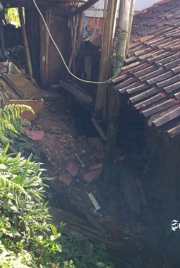 Rumah warga jebol, dua musibah longsor di Nagrak Sukabumi