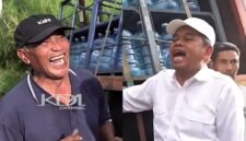 Dedi Mulyadi bantu evakuasi truk tua angkut galon AQUA yang terguling - Ist