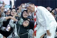 Dedi Mulyadi bersama para guru pada Puncak Hari Guru Nasional Tingkat Jabar di Gedung Balairung Rudini IPDN, Kabupaten Sumedang, Selasa (9/12/2025) - Dinas Pendidikan Jawa Barat