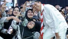 Dedi Mulyadi bersama para guru pada Puncak Hari Guru Nasional Tingkat Jabar di Gedung Balairung Rudini IPDN, Kabupaten Sumedang, Selasa (9/12/2025) - Dinas Pendidikan Jawa Barat