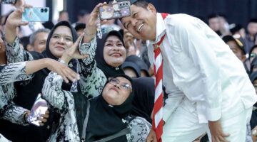 Dedi Mulyadi bersama para guru pada Puncak Hari Guru Nasional Tingkat Jabar di Gedung Balairung Rudini IPDN, Kabupaten Sumedang, Selasa (9/12/2025) - Dinas Pendidikan Jawa Barat