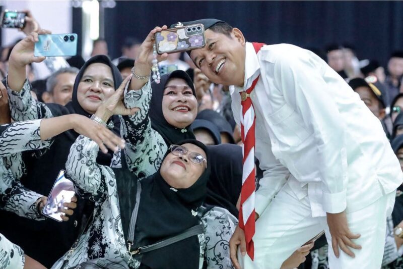 Dedi Mulyadi bersama para guru pada Puncak Hari Guru Nasional Tingkat Jabar di Gedung Balairung Rudini IPDN, Kabupaten Sumedang, Selasa (9/12/2025) - Dinas Pendidikan Jawa Barat