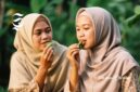 Dua orang gadis sedang mengunyah racikan nyirih/menginang, atau nyeupah dalam tradisi Sunda - sukabumiheadline.com