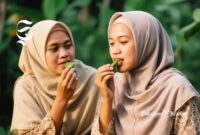 Dua orang gadis sedang mengunyah racikan nyirih/menginang, atau nyeupah dalam tradisi Sunda - sukabumiheadline.com
