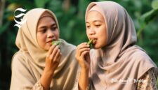 Dua orang gadis sedang mengunyah racikan nyirih/menginang, atau nyeupah dalam tradisi Sunda - sukabumiheadline.com