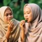 Dua orang gadis sedang mengunyah racikan nyirih/menginang, atau nyeupah dalam tradisi Sunda - sukabumiheadline.com
