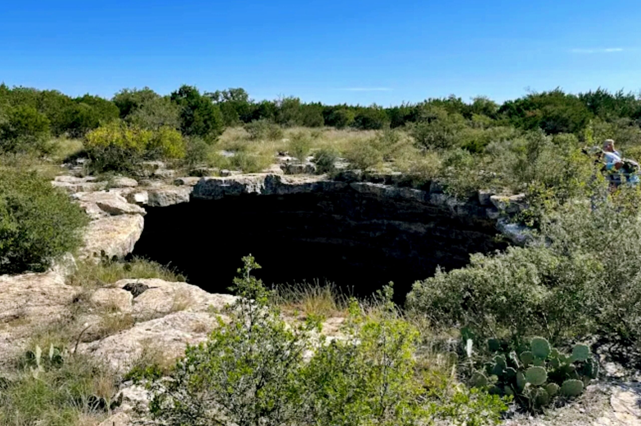 Tinjauan pakar geologi soal fenomena sinkhole di dunia, nomor 5 di Sukabumi 3 Fenomena The Devil's Sinkhole, Texas, Amerika Serikat
