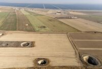 Fenomena sinkhole di lahan pertanian di Turkiye - Reuters