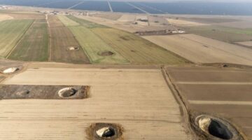 Fenomena sinkhole di lahan pertanian di Turkiye - Reuters