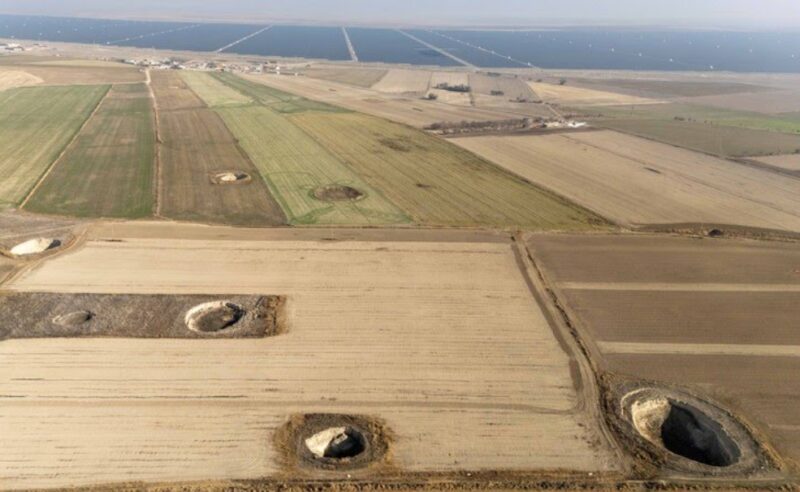Fenomena sinkhole di lahan pertanian di Turkiye - Reuters