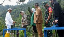 Gubernur Jawa Barat Dedi Mulyadi meresmikan PLTMH Cikakak didampingi Bupati Sukabumi - Ist