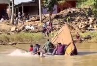 Momen rakit Wagub Aceh dan GM PLN terbalik saat menyeberang sungai - Ist