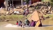 Momen rakit Wagub Aceh dan GM PLN terbalik saat menyeberang sungai - Ist