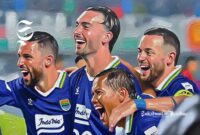 Pemain Persib Bandung Luciano Guaycochea, Andrew Jung, Marc Klok dan Adam Alis selebrasi gol di ACL 2 - sukabumiheadline.com