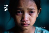 Seorang gadis tengah bersedih dengan mata tak berkedip - sukabumiheadline.com