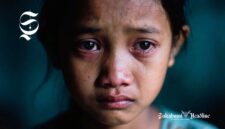 Seorang gadis tengah bersedih dengan mata tak berkedip - sukabumiheadline.com