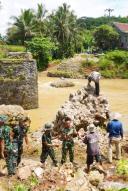 Setelah bertahun-tahun akhirnya jembatan gantung 80 meter di Sukabumi dibangun TNI
