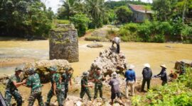 Setelah bertahun-tahun akhirnya jembatan gantung 80 meter di Sukabumi dibangun TNI - Ist
