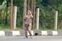 Viral seorang pria jalan mundur dari Bogor ke Sukabumi - Ist