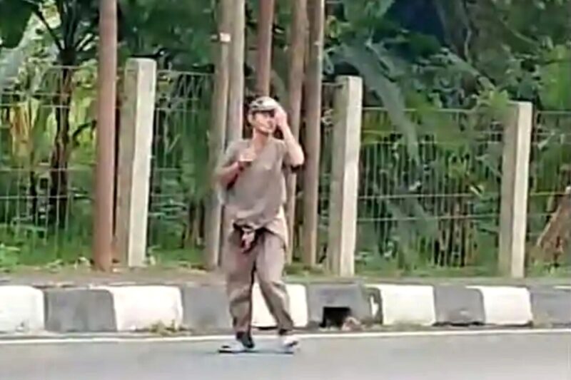 Viral seorang pria jalan mundur dari Bogor ke Sukabumi - Ist