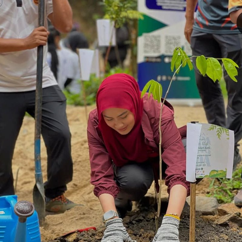KDM goda dan minta wanita Malaysia ini tinggal di Lembur Pakuan, cek 5 persamaannya 4 Young Syefura Othman suka menanam pohon - @young.syefura