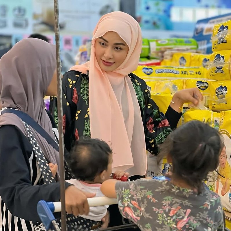 KDM goda dan minta wanita Malaysia ini tinggal di Lembur Pakuan, cek 5 persamaannya 6 Young Syefura Othman dekat dengan rakyat kecil - @young.syefura