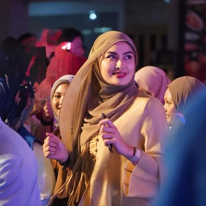 KDM goda dan minta wanita Malaysia ini tinggal di Lembur Pakuan, cek 5 persamaannya 1 Young Syefura Othman jadi pusat perhatian di keramaian - @young.syefura