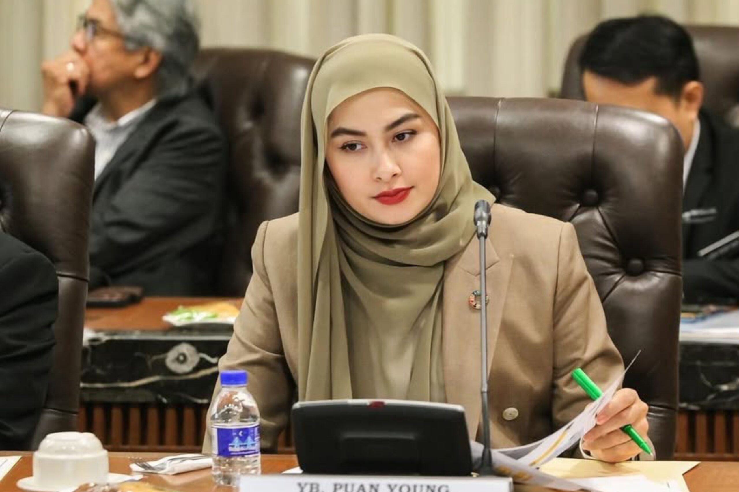 Membanding gaji Dedi Mulyadi vs Young Syefura Othman, anggota Parlemen Malaysia dipepet KDM 3 Young Syefura Othman - @young.syefura