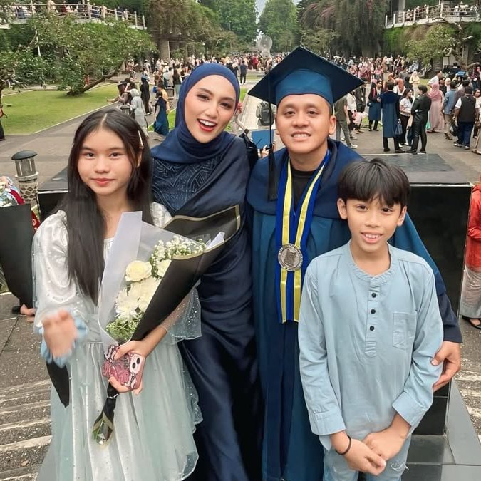 Angling Sagaran bersama keluarga usai lulus Program Magister ITB - @angling_sagaran