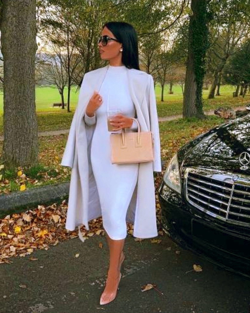 Busana kerja wanita Rusia memakai gaun pensil warna putih dan mantel warna senada - sukabumiheadline.com