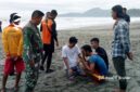 Hakim (kaos biru) korban selamat. terseret ombak Pantai Karangpapak Sukabumi - Ist
