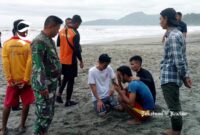 Hakim (kaos biru) korban selamat. terseret ombak Pantai Karangpapak Sukabumi - Ist