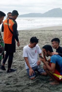 Identitas dua wisatawan asal Bogor hilang terseret ombak Pantai Karangpapak Sukabumi, masih dicari
