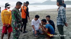 Hakim (kaos biru) korban selamat. terseret ombak Pantai Karangpapak Sukabumi - Ist