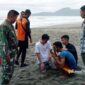 Hakim (kaos biru) korban selamat. terseret ombak Pantai Karangpapak Sukabumi - Ist
