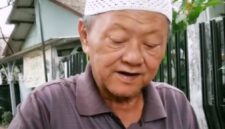 Hasanudin menjalani kehidupan sederhana setelah mualaf dengan berjualan es cincau dan nanas - YouTube-Gavy Story